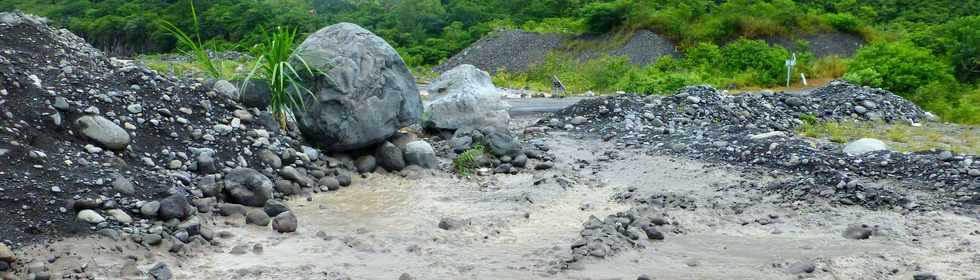 9 fvrier 2016 - Crue du Bras de Cilaos- Coupure du radier du Ouaki -