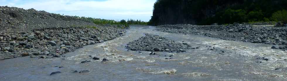 11 février 2016 - Bras de Cilaos en crue - Tempête Daya - Radier du Ouaki submergé