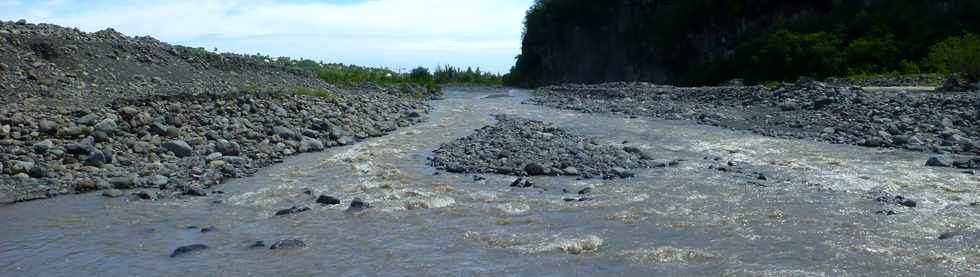 11 fvrier 2016 - Bras de Cilaos en crue - Tempte Daya - Radier du Ouaki submerg