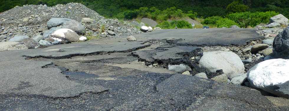 11 fvrier 2016 - Bras de Cilaos en crue - Tempte Daya - Radier du Ouaki submerg