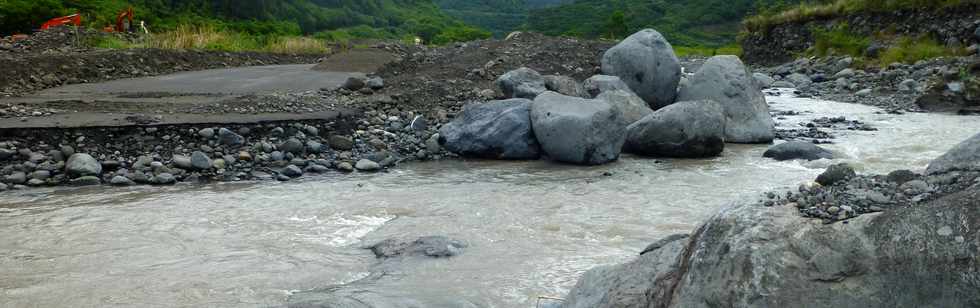 12 février 2016 - Bras de Cilaos en crue au Ouaki - Tempête Daya