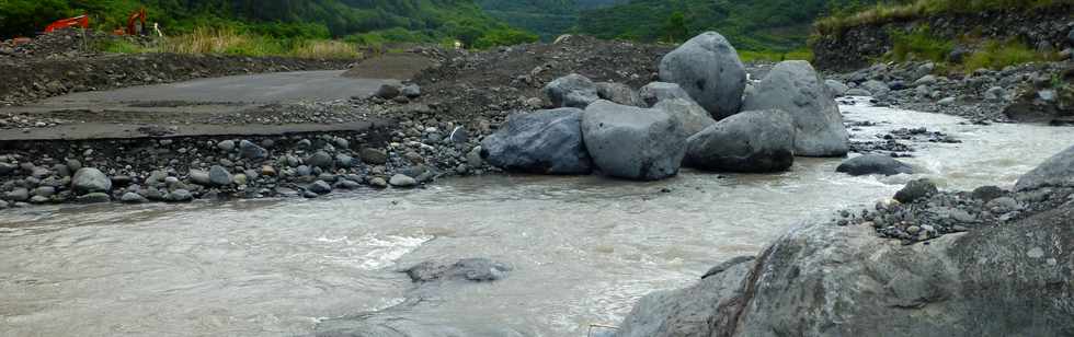 12 fvrier 2016 - Bras de Cilaos en crue au Ouaki - Tempte Daya