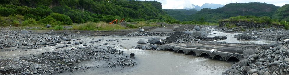 12 fvrier 2016 - Bras de Cilaos en crue au Ouaki - Tempte Daya