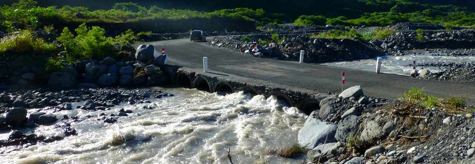 14 février 2016 - Bras de Cilaos - Radier du Ouaki rouvert après le passage de la tempête Daya