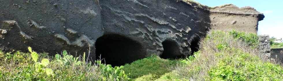 8 juillet 2016 - St-Pierre - Pointe du Diable - Falaise de la Petite Baie  - Cavits creuses dans le tuf