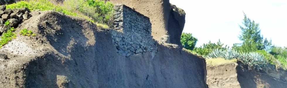 8 juillet 2016 - St-Pierre - Pointe du Diable - Falaise de la Petite Baie  - Ancien mur