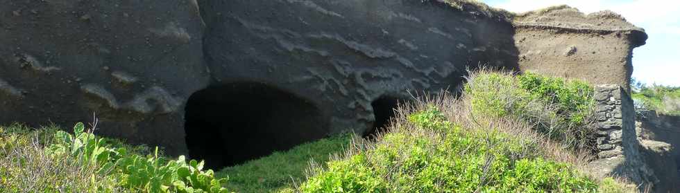 8 juillet 2016 - St-Pierre - Pointe du Diable - Falaise de la Petite Baie  - Cavits creuses dans le tuf