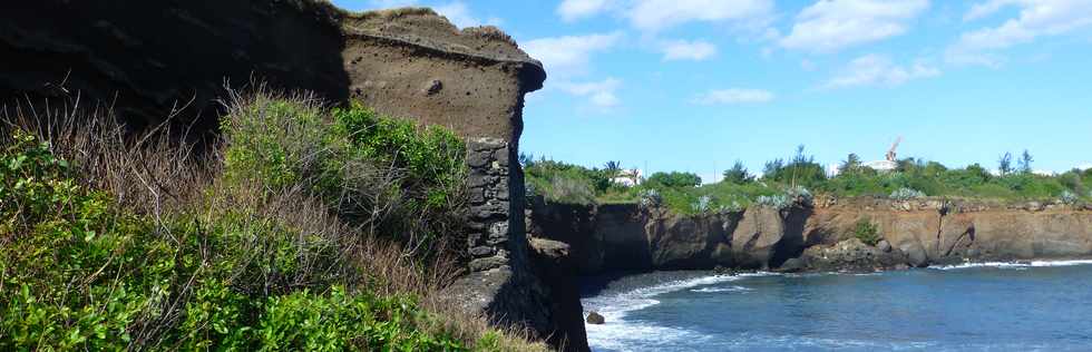 8 juillet 2016 - St-Pierre - Pointe du Diable - Falaise de la Petite Baie  - Cavits creuses dans le tuf