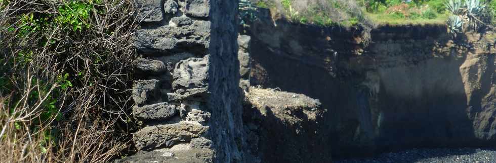 8 juillet 2016 - St-Pierre - Pointe du Diable - Falaise de la Petite Baie  - Cavits creuses dans le tuf