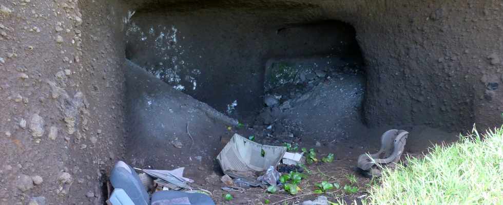 8 juillet 2016 - St-Pierre - Pointe du Diable - Falaise de la Petite Baie  - Cavits creuses dans le tuf