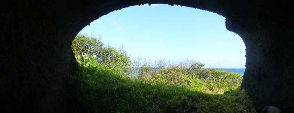 8 juillet 2016 - St-Pierre - Pointe du Diable - Falaise de la Petite Baie  - Cavits creuses dans le tuf