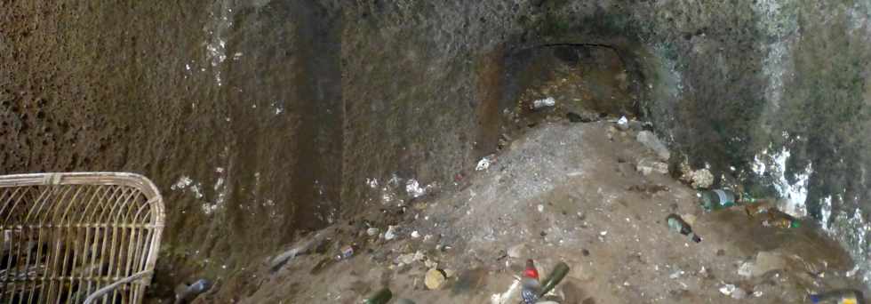 8 juillet 2016 - St-Pierre - Pointe du Diable - Falaise de la Petite Baie  - Cavits creuses dans le tuf