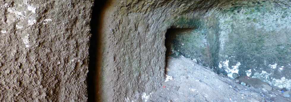 8 juillet 2016 - St-Pierre - Pointe du Diable - Falaise de la Petite Baie  - Cavits creuses dans le tuf