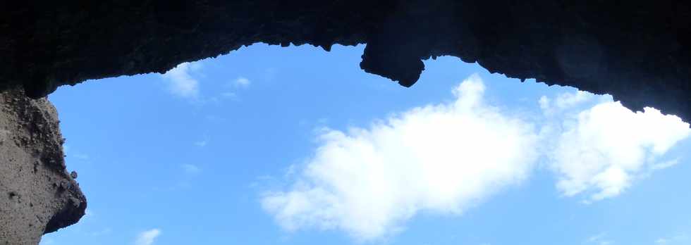 8 juillet 2016 - St-Pierre - Pointe du Diable - Falaise de la Petite Baie  - Cavits creuses dans le tuf