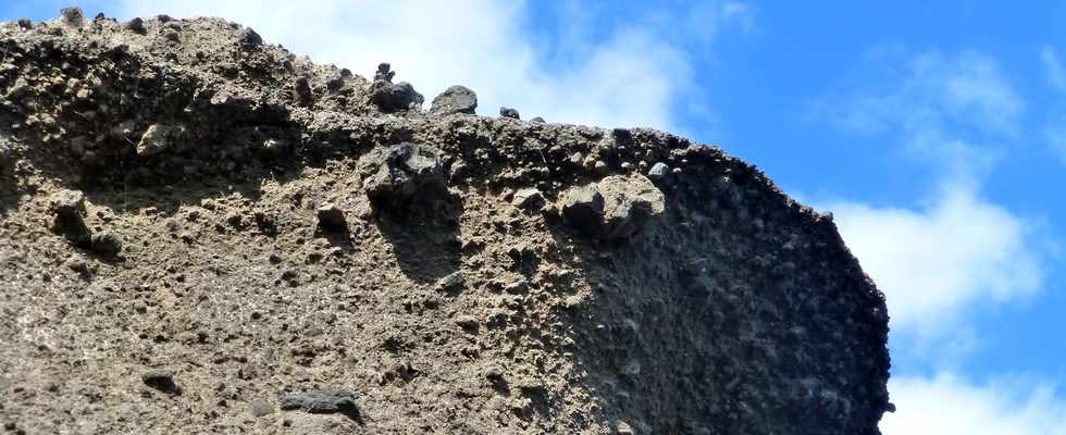 8 juillet 2016 - St-Pierre - Pointe du Diable - Falaise de la Petite Baie  - Cavits creuses dans le tuf