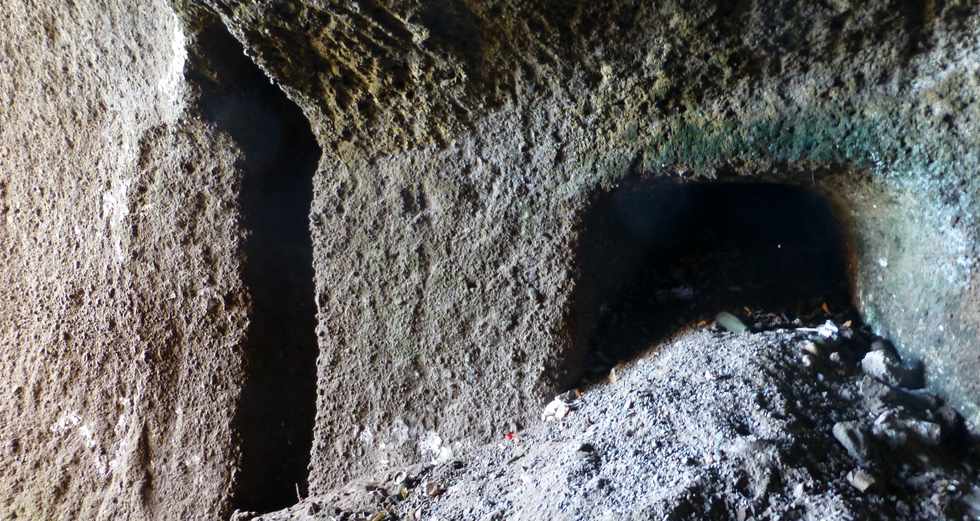 8 juillet 2016 - St-Pierre - Pointe du Diable - Falaise de la Petite Baie  - Cavits creuses dans le tuf