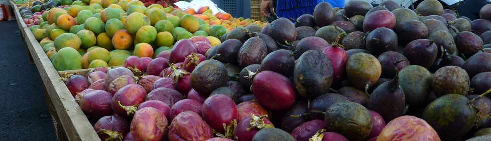 10 dcembre 2016- St-Pierre - March forain - Fruits de la passion et mangues Jos