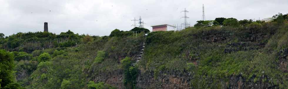 27 janvier 2017 - Route de l'Entre-Deux - Vue sur l'usine hydrolectrique et la chemine de Mahavel