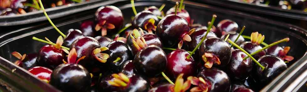 11 novembre 2017 - March forain de Saint-Pierre - Cerises du Brsil