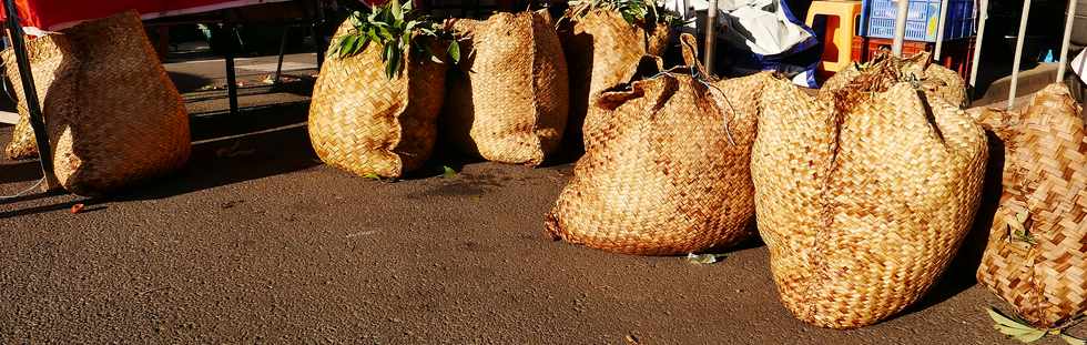 2 décembre 2017 - Vente de letchis au marché forain de Saint-Pierre - Ballots de vacoa