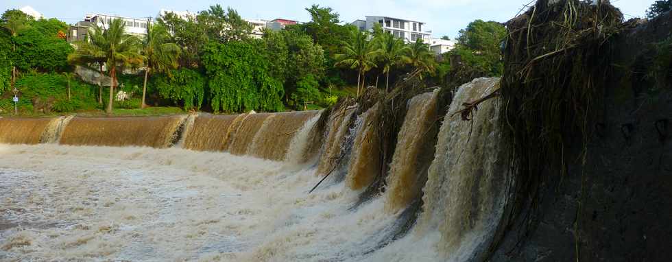 19 janvier 2018 - St-Pierre - Rivire d'Abord en crue - Tempte Berguitta -Rive gauche