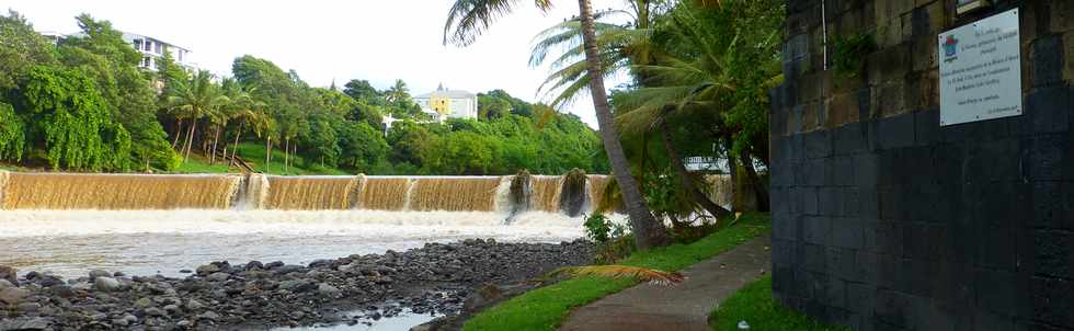 19 janvier 2018 - St-Pierre - Rivire d'Abord en crue - Tempte Berguitta -Rive gauche