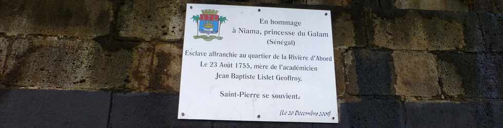 19 janvier 2018 - St-Pierre - Rivière d'Abord en crue - Tempête Berguitta -Rive gauche - Plaque en hommage à Niama