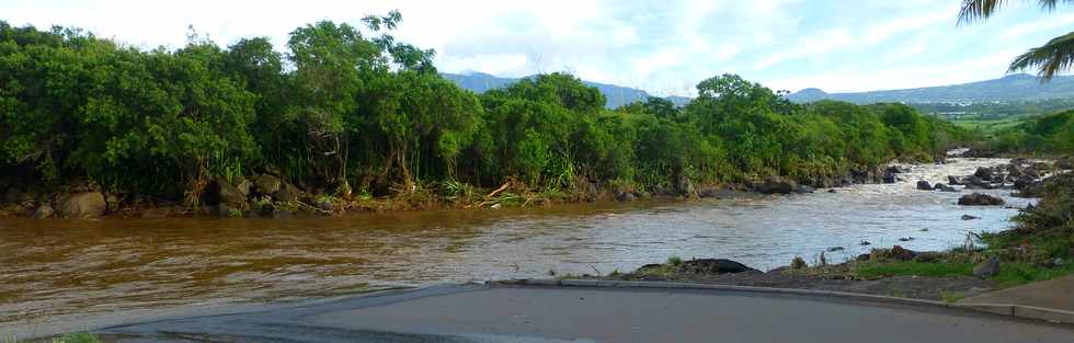 19 janvier 2018 - St-Pierre - Chemin de Bassin Plat - Radier submerg lors de la tempte Berguitta