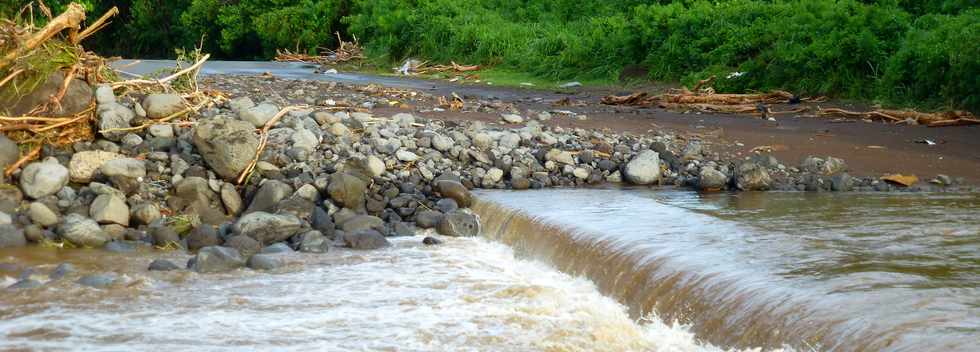 19 janvier 2018 - St-Pierre - Chemin de Bassin Plat - Radier submerg lors de la tempte Berguitta