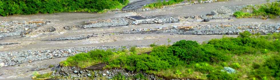 19 janvier 2018 -  Route de l'Entre-Deux - Tempte Berguitta - Vue sur le Bras de Cilaos et le radier du Ouaki submerg -