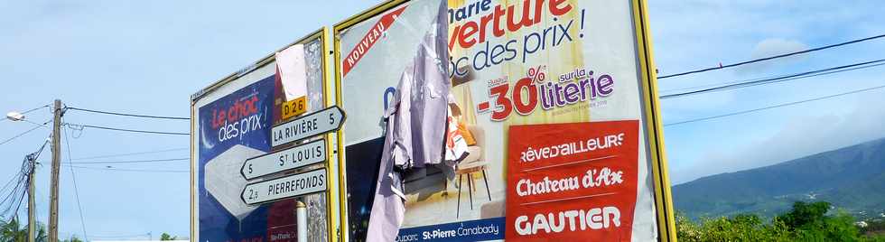19 janvier 2018 - St-Pierre - Panneaux publicitaires après le passage de la tempête Berguitta