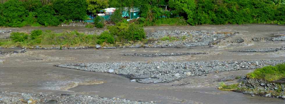 19 janvier 2018 -  Route de l'Entre-Deux - Tempte Berguitta - Vue sur le Bras de Cilaos et le radier du Ouaki submerg -