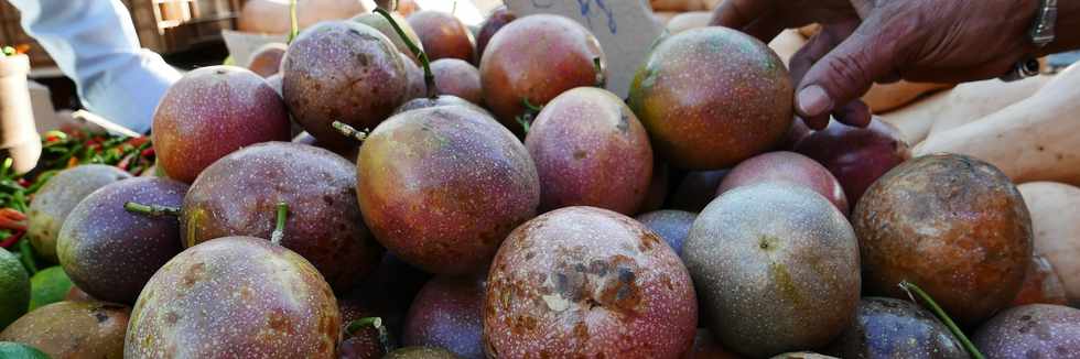 20 janvier 2018 - St-Pierre - March forain - Aprs le passage de la tempte Berguitta - Fruits de la passion