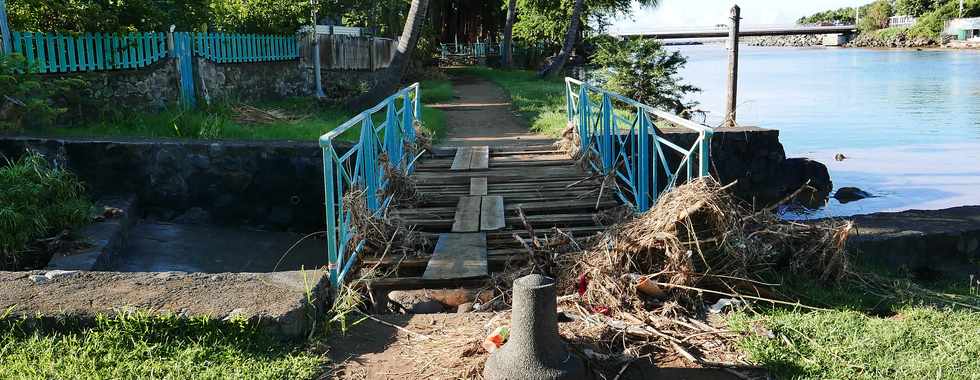 27 janvier 2018 - St-Pierre - Radier de la rivire d'Abord encore submerg aprs la tempte Berguitta - Passerelle dtruite