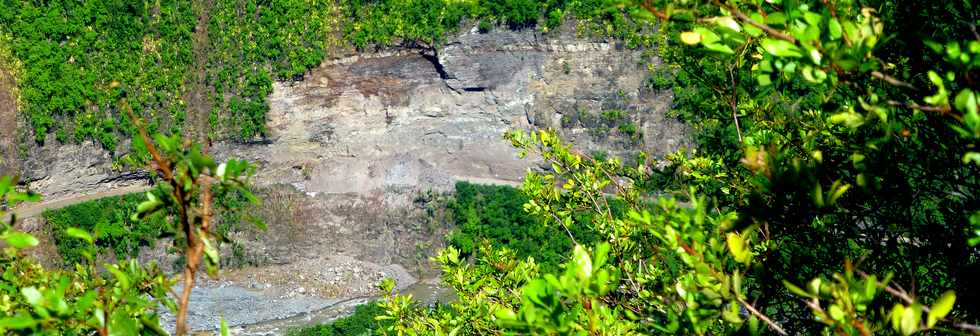 29 janvier 2018 - Entre-Deux -Coteau Sec - Vue sur boulis Ilet Furcy - falaise de rive droite du Bras de Cilaos -