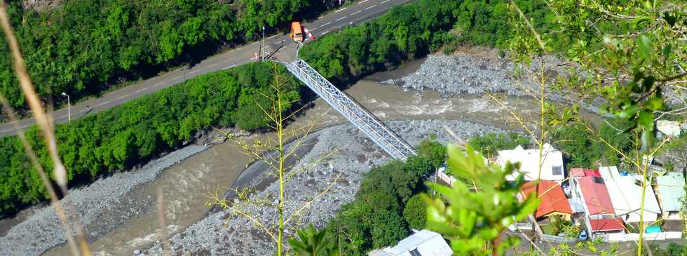 29 janvier 2018 - Entre-Deux -Coteau Sec - Vue sur passerelle ilet Furcy sur Bras de Cilaos -