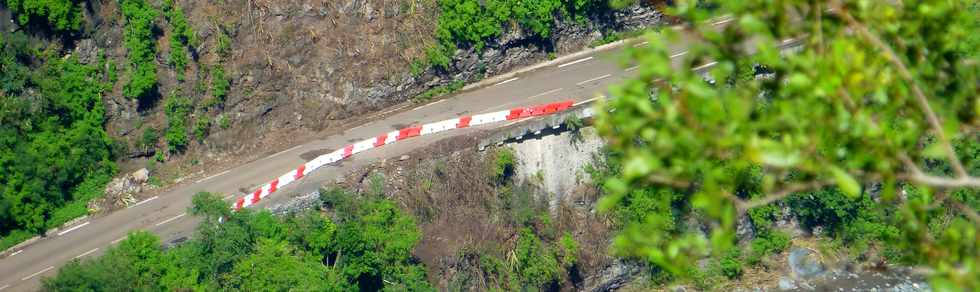 29 janvier 2018 - Entre-Deux -Coteau Sec - Vue sur boulis falaise de rive droite du Bras de Cilaos -