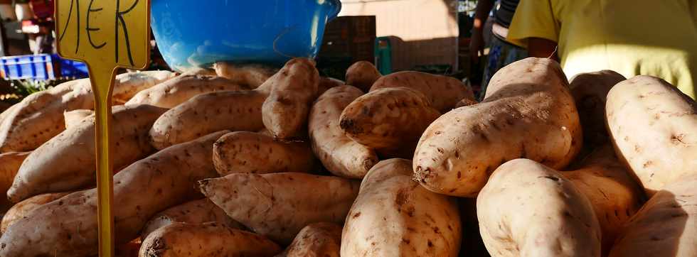 17 fvrier 2018 - A St-Pierre, le plus beau march de la Runion - Patates douces