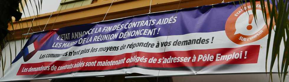 20 février 2018 - St-Pierre - Fin des contrats aidés - Banderole