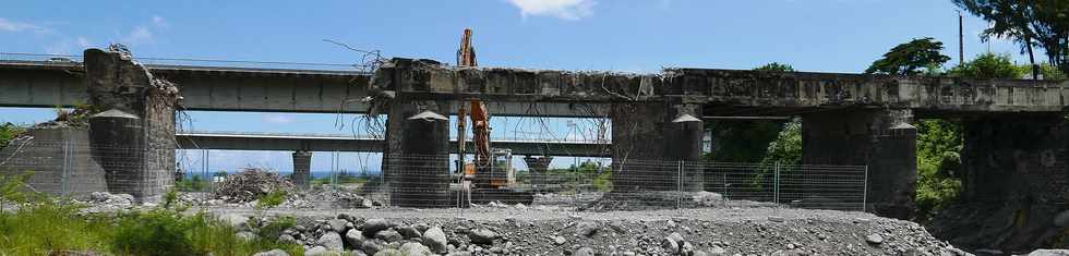 26 fvrier 2018 - St-Louis - Rivire St-Etienne - Dmolition du vieux pont amont  et du radier de 2007 -