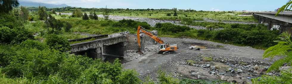 26 fvrier 2018 - St-Louis - Rivire St-Etienne - Dmolition du vieux pont amont  et du radier de 2007 -