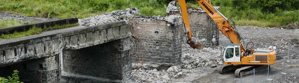 26 fvrier 2018 - St-Louis - Rivire St-Etienne - Dmolition du vieux pont amont  et du radier de 2007 -