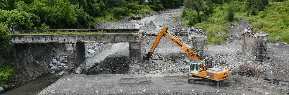 26 fvrier 2018 - St-Louis - Rivire St-Etienne - Dmolition du vieux pont amont  et du radier de 2007 -