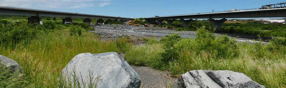 26 fvrier 2018 - St-Louis - Rivire St-Etienne - Dmolition du vieux pont amont  et du radier de 2007 -