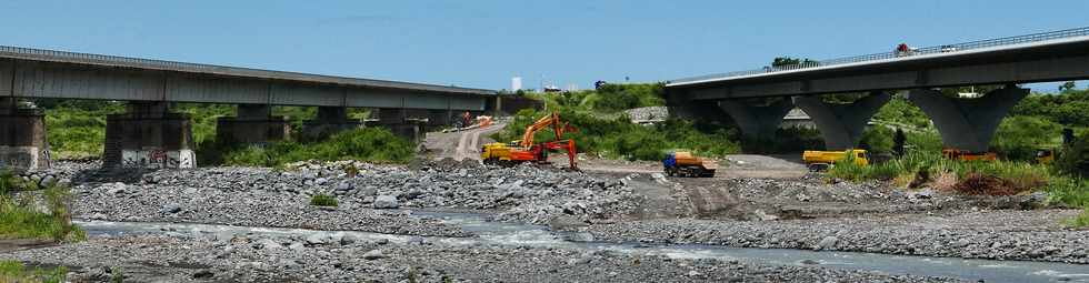 26 fvrier 2018 - St-Louis - Rivire St-Etienne - Dmolition du vieux pont amont  et du radier de 2007 -