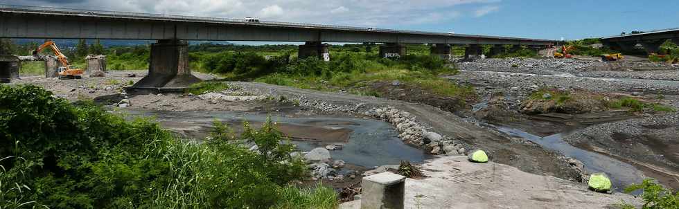 26 fvrier 2018 - St-Louis - Rivire St-Etienne - Dmolition du vieux pont amont  et du radier de 2007 -