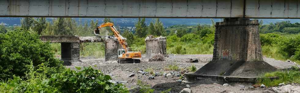 26 fvrier 2018 - St-Louis - Rivire St-Etienne - Dmolition du vieux pont amont  et du radier de 2007 -