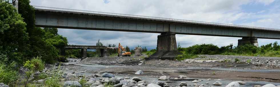 26 fvrier 2018 - St-Louis - Rivire St-Etienne - Dmolition du vieux pont amont  et du radier de 2007 -