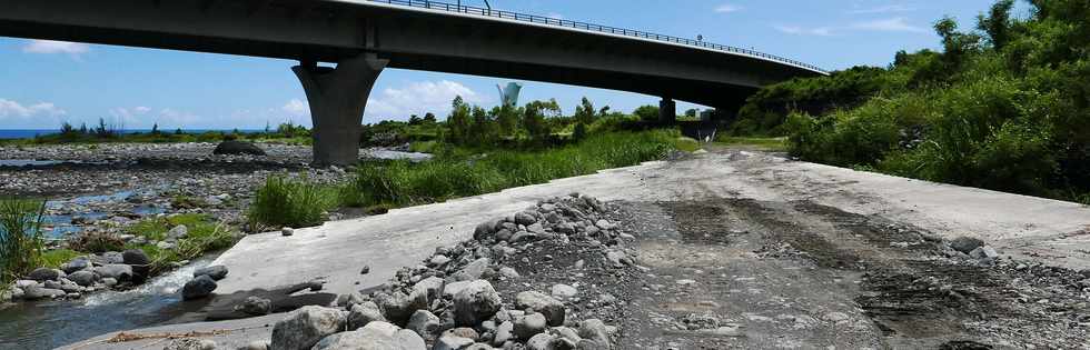 26 fvrier 2018 - St-Louis - Rivire St-Etienne - Dmolition du vieux pont amont  et du radier de 2007 -