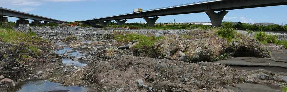 26 fvrier 2018 - St-Louis - Rivire St-Etienne - Dmolition du vieux pont amont  et du radier de 2007 -